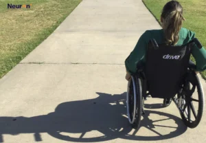 Persona con ataxia recibiendo terapia física para mejorar la coordinación muscular.